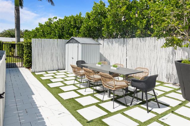 711 SW 27th Way, Boynton Beach, FL 33435