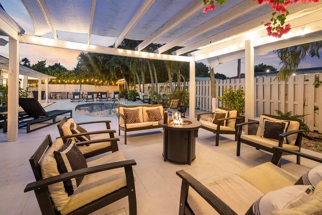 711 SW 27th Way, Boynton Beach, FL 33435