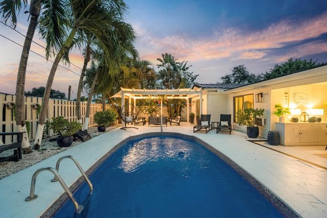 711 SW 27th Way, Boynton Beach, FL 33435