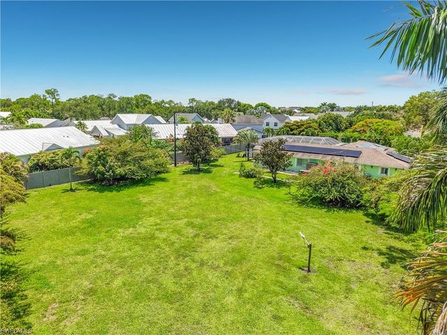 2280 Capri CT, Naples, FL 34105