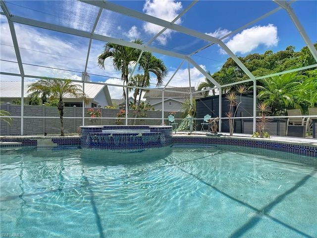 2280 Capri CT, Naples, FL 34105