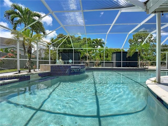 2280 Capri CT, Naples, FL 34105