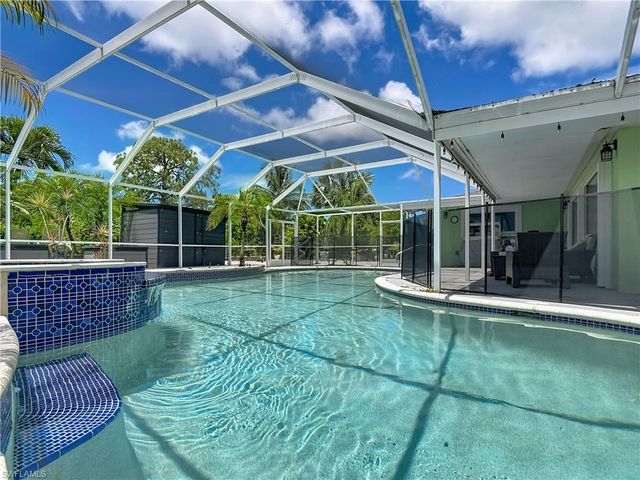 2280 Capri CT, Naples, FL 34105