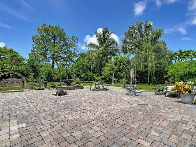 2280 Capri CT, Naples, FL 34105