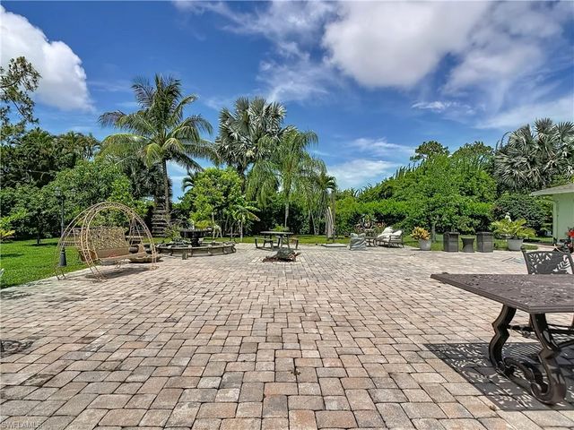 2280 Capri CT, Naples, FL 34105