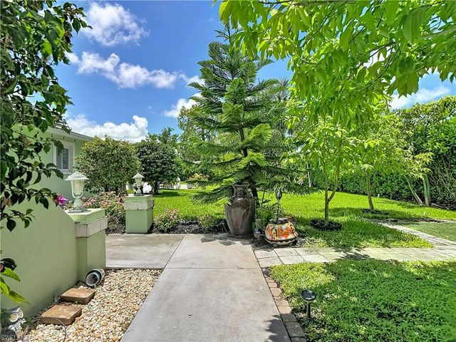 2280 Capri CT, Naples, FL 34105