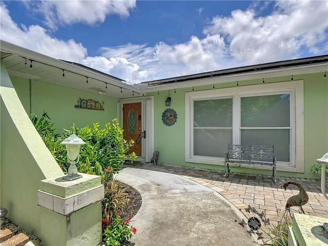 2280 Capri CT, Naples, FL 34105