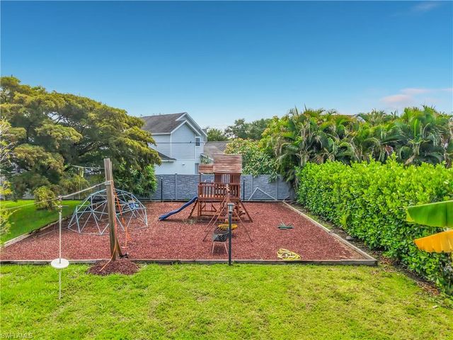2280 Capri CT, Naples, FL 34105