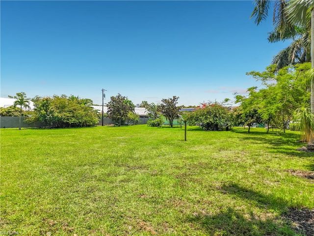 2280 Capri CT, Naples, FL 34105