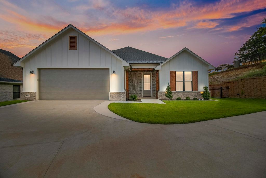 9244 Villas Ct, Tyler, TX 75703