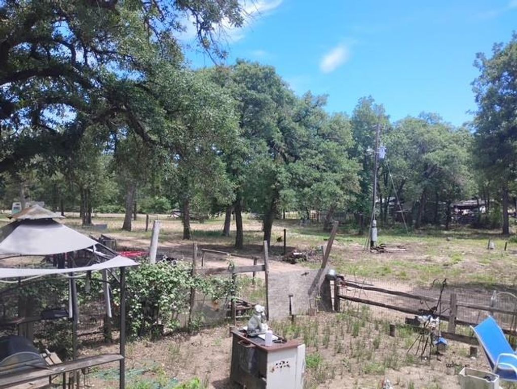 647 Hidden Oaks DR, Elgin, TX 78621