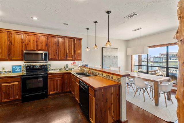 210 Hide A Way Drive, Mabank, TX 75156