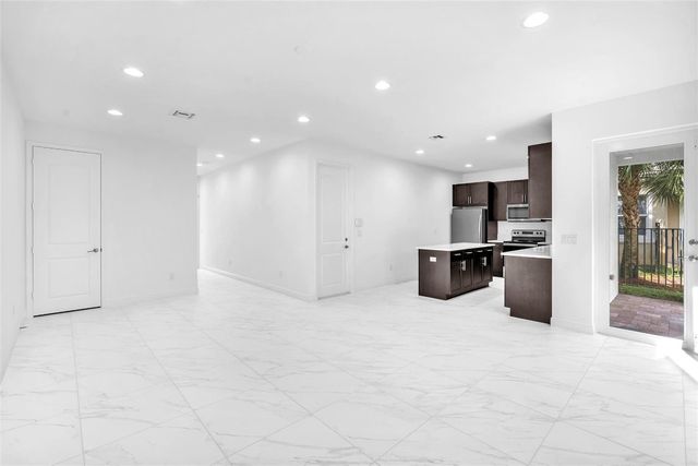 6947 Pines Circle 21, Coconut Creek, FL 33073