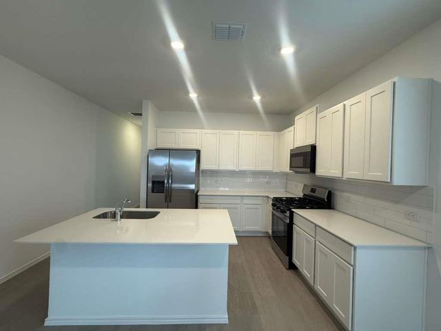 561 Sormonne LOOP, Kyle, TX 78640