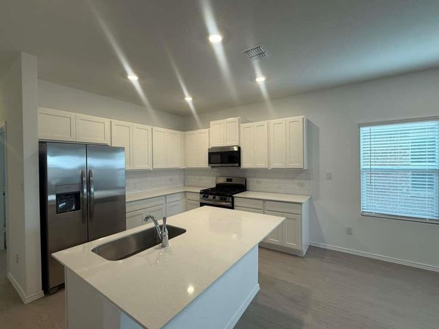 561 Sormonne LOOP, Kyle, TX 78640