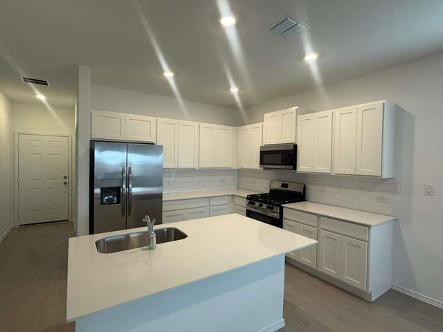 561 Sormonne LOOP, Kyle, TX 78640