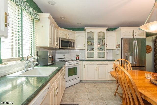 2 Blueberry Ct, Mahwah Twp., NJ 07430