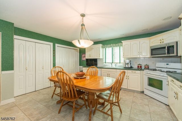 2 Blueberry Ct, Mahwah Twp., NJ 07430