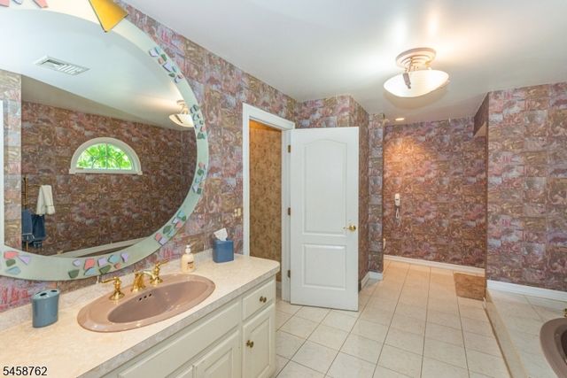 2 Blueberry Ct, Mahwah Twp., NJ 07430
