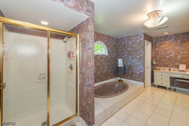 2 Blueberry Ct, Mahwah Twp., NJ 07430