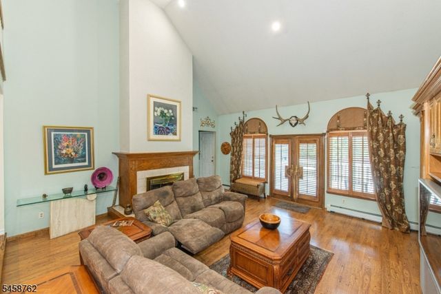 2 Blueberry Ct, Mahwah Twp., NJ 07430