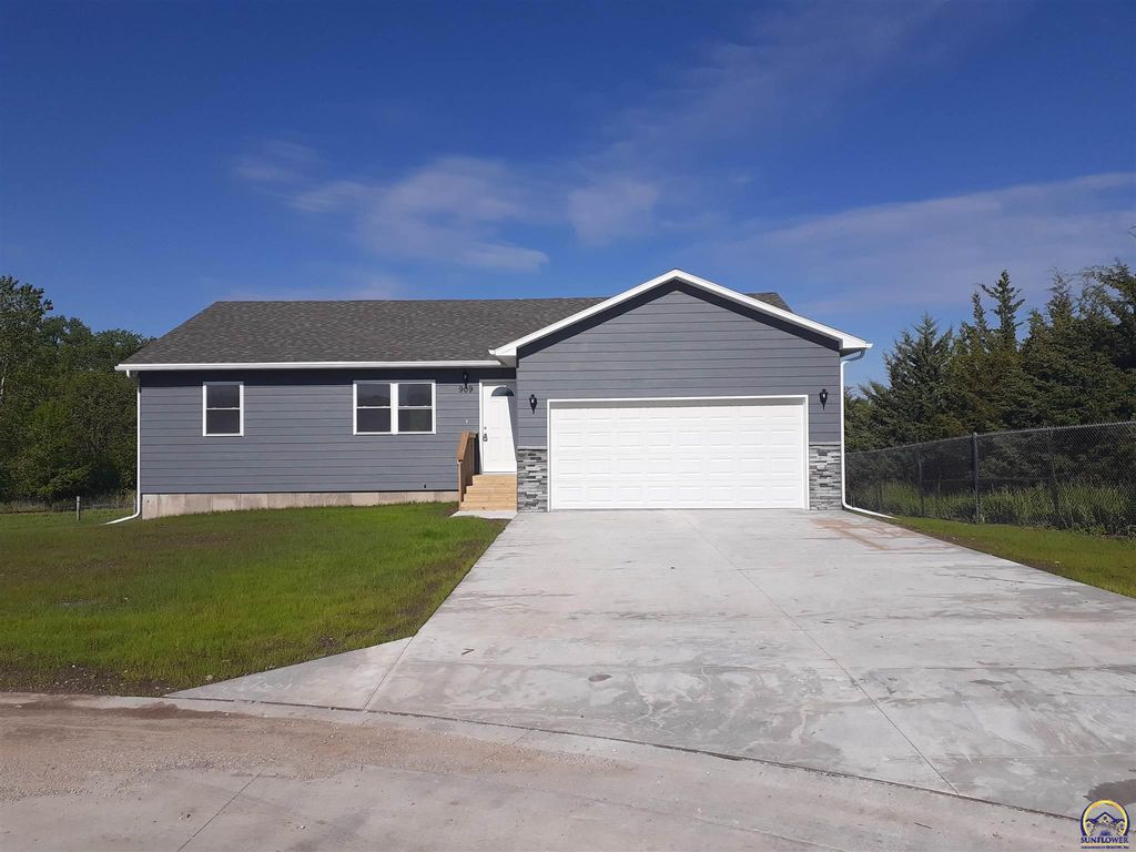909 Riverside Ct, Emporia, KS 66801