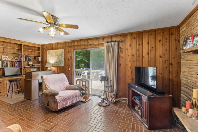1018 Woodmont Dr, Dickson, TN 37055