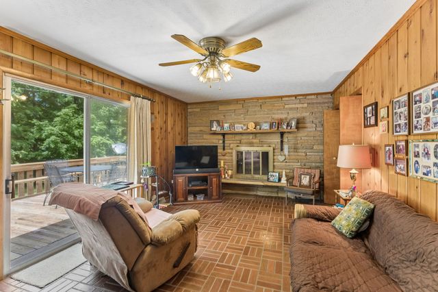 1018 Woodmont Dr, Dickson, TN 37055