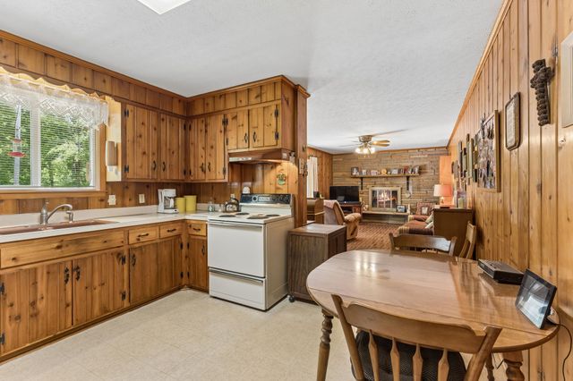 1018 Woodmont Dr, Dickson, TN 37055