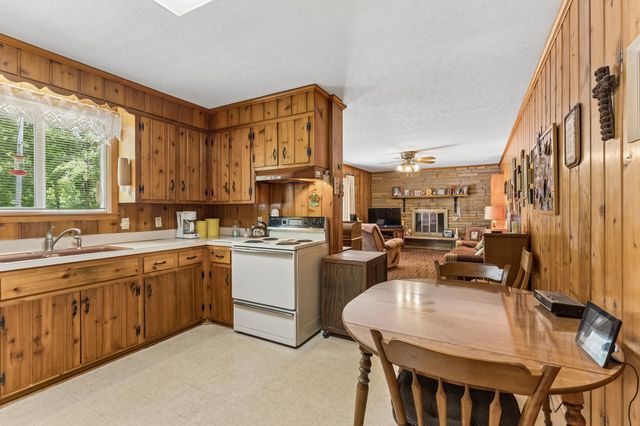 1018 Woodmont Dr, Dickson, TN 37055