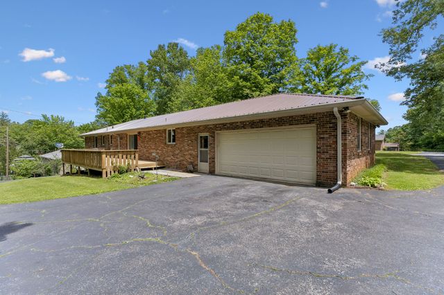 1018 Woodmont Dr, Dickson, TN 37055