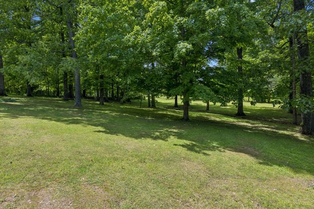 1018 Woodmont Dr, Dickson, TN 37055