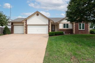 230 N Valley Stream Dr, Derby, KS 67037