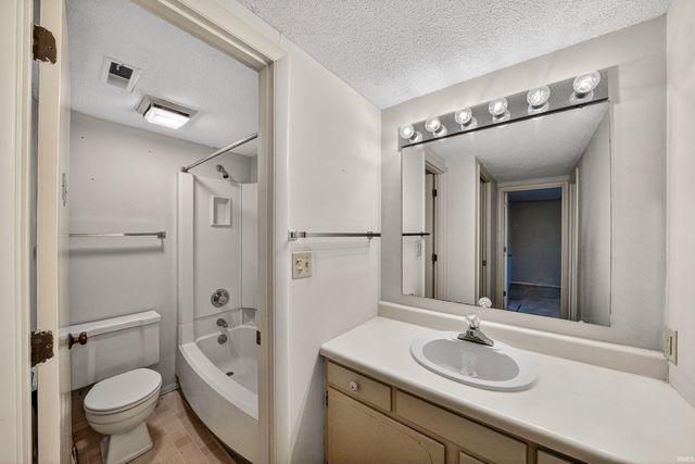 3586 E Forest Glen Ave Apt 5, Leesburg, IN 46538