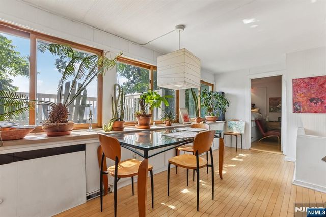 6 Old Wood Road, Edgewater, NJ 07020