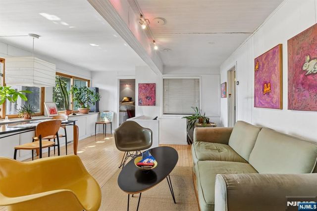 6 Old Wood Road, Edgewater, NJ 07020