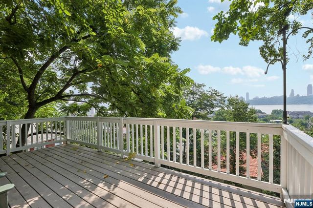 6 Old Wood Road, Edgewater, NJ 07020