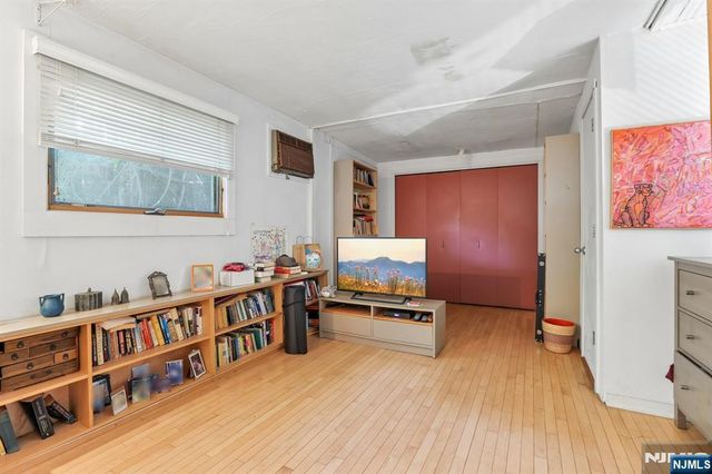 6 Old Wood Road, Edgewater, NJ 07020