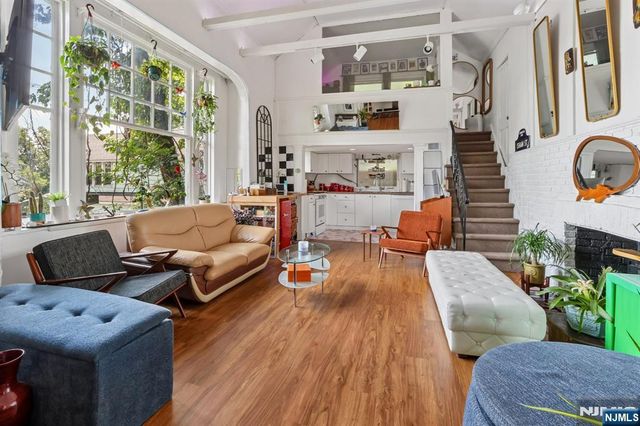6 Old Wood Road, Edgewater, NJ 07020