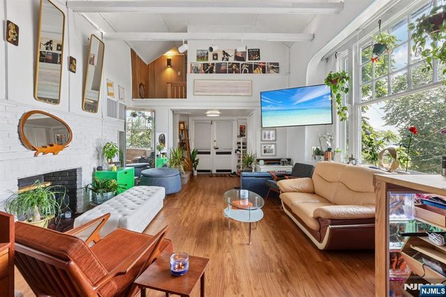 6 Old Wood Road, Edgewater, NJ 07020