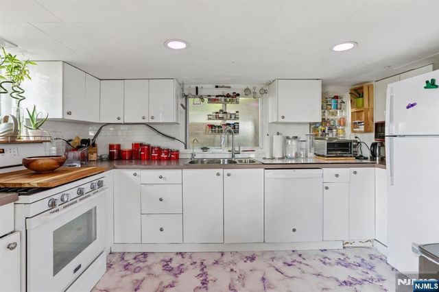 6 Old Wood Road, Edgewater, NJ 07020
