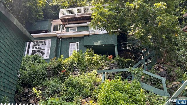 6 Old Wood Road, Edgewater, NJ 07020