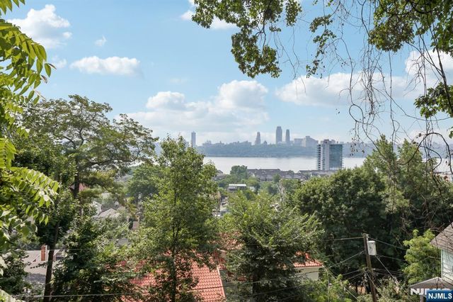 6 Old Wood Road, Edgewater, NJ 07020