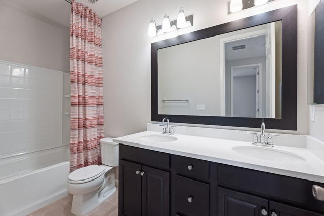 3215 Lourdes Avenue, Clovis, CA 93619