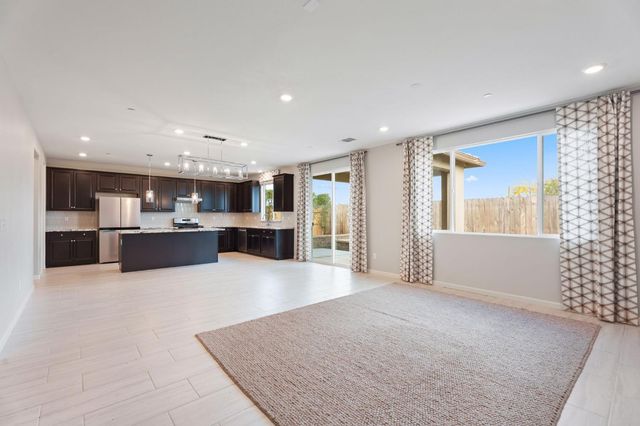 3215 Lourdes Avenue, Clovis, CA 93619