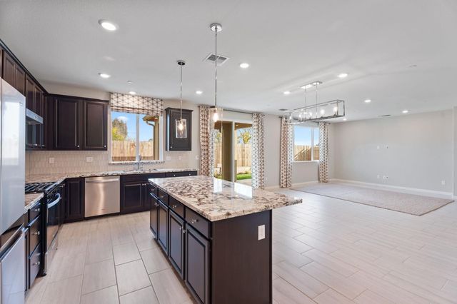 3215 Lourdes Avenue, Clovis, CA 93619