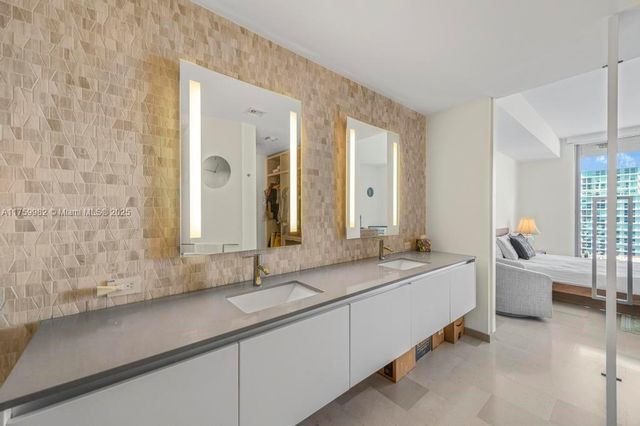 68 SE 6th St 1710, Miami, FL 33131