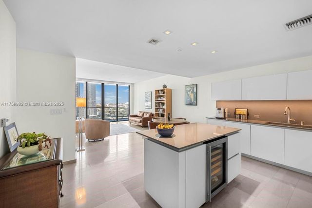 68 SE 6th St 1710, Miami, FL 33131