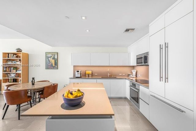 68 SE 6th St 1710, Miami, FL 33131