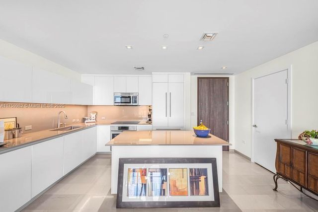 68 SE 6th St 1710, Miami, FL 33131